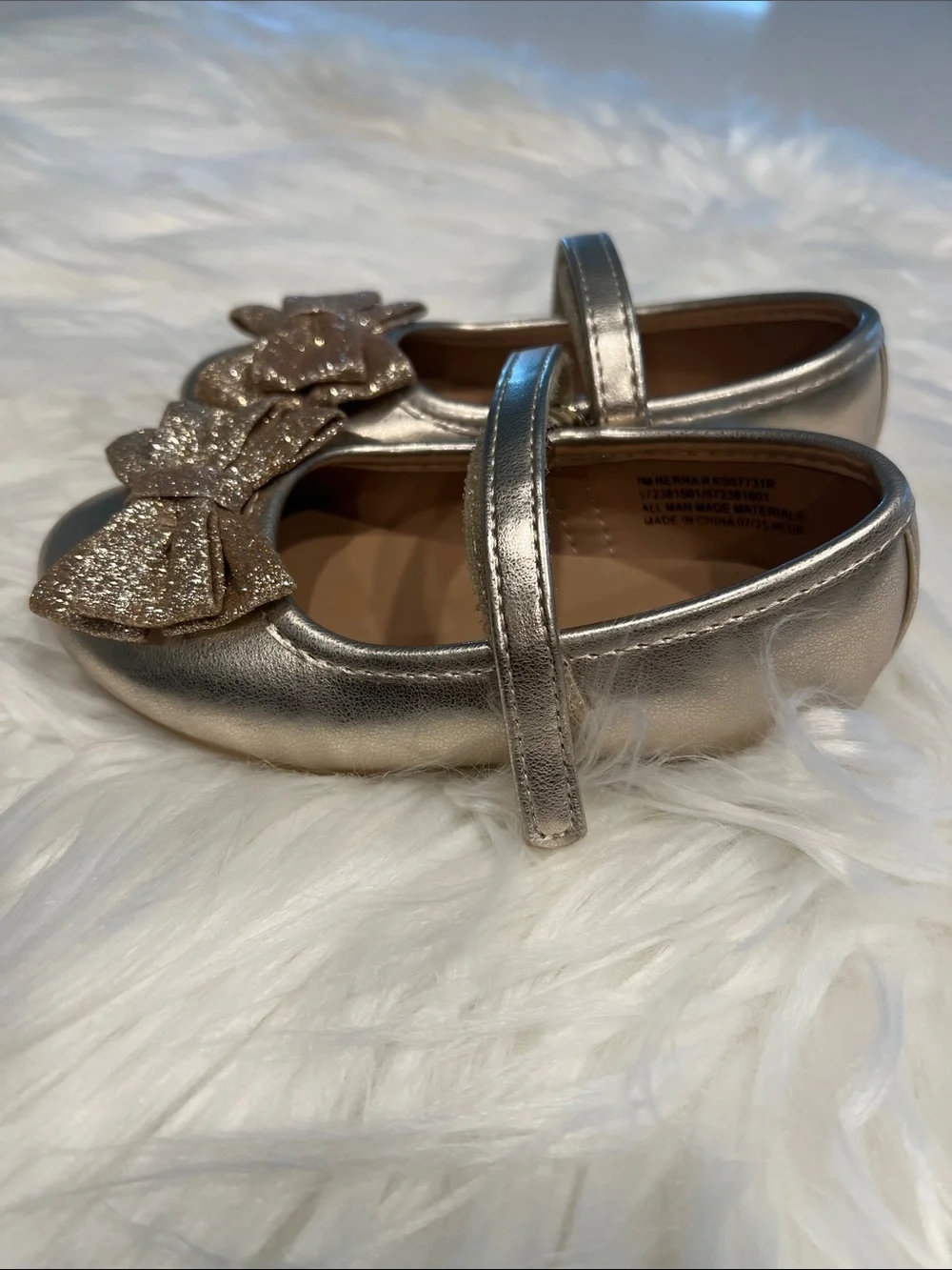 NWOT Girls Metallic Gold Mary Jane Shoes with Glitter Bow size 7M